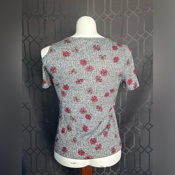 Ricki's Gray Red Floral Cold Shoulder Tee Size Small - Picture 3 of 5
